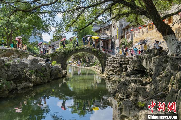 广西千年古镇“解锁”潮流玩法“圈粉	”年轻人 第2张