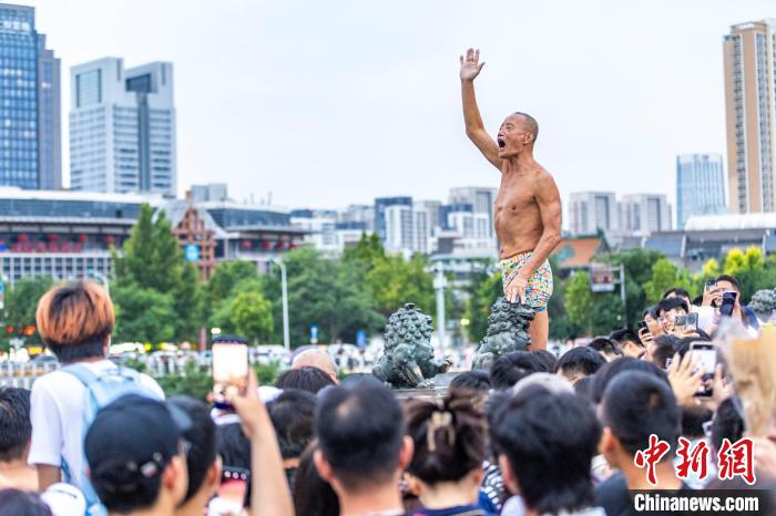 述评：为何天津“跳水大爷	”能入选年度慈孝人物？  第2张