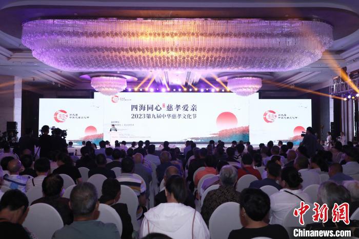 述评：为何天津“跳水大爷”能入选年度慈孝人物？  第4张